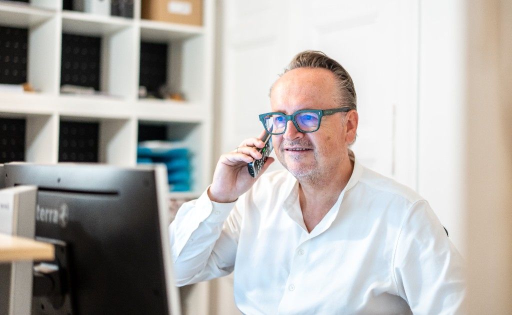 Facharzt im Telefon-Gespräch — rab Bereitschaftsdienst Berlin